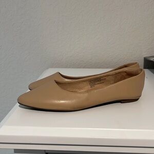 A new Day women’s size 9 pointed toe flats in nude